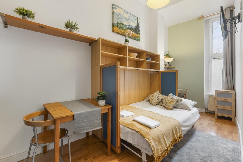 Property photo 1 of 7 Studio To Rent