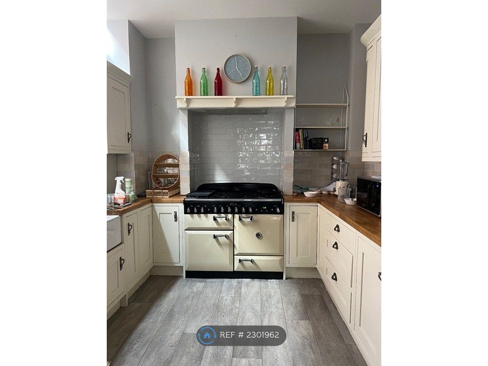Property photo 3 of 11 Kitchen