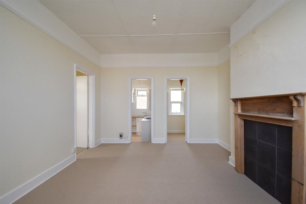 Property photo 3 of 11 Living Space