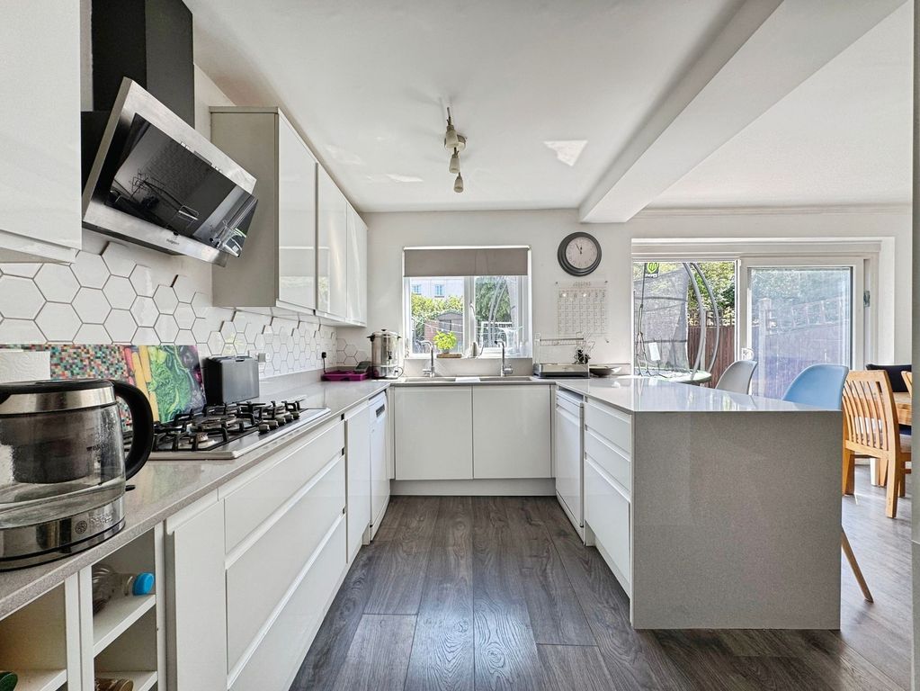 Property photo 3 of 18 Kitchen