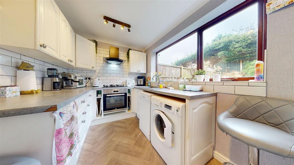 Property photo 3 of 27 Maple Close Kitchen
