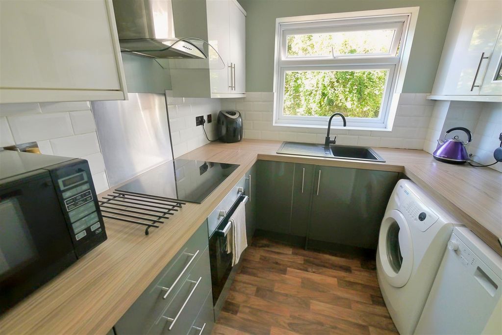 Property photo 3 of 10 Kitchen