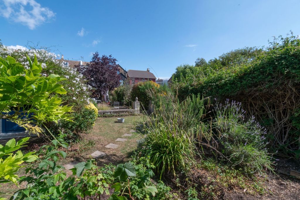 Property photo 3 of 34