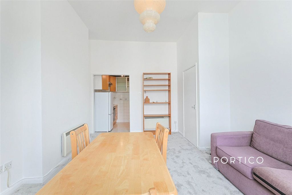 Property photo 3 of 10 Lounge