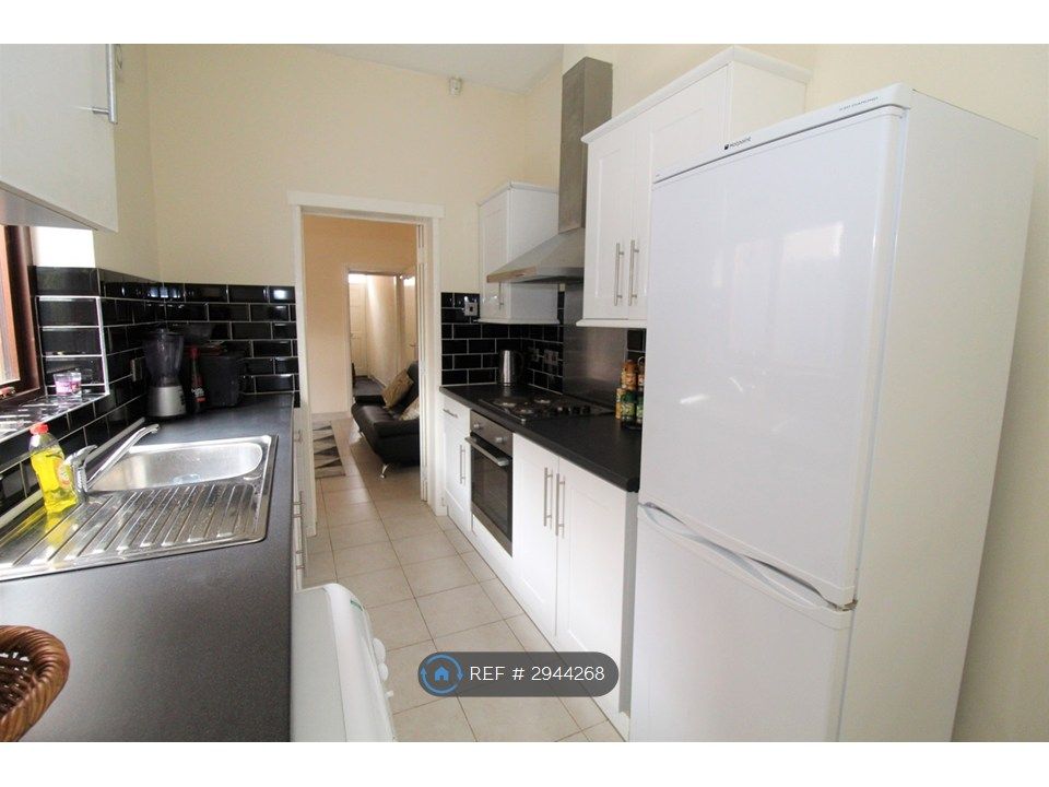 Property photo 3 of 8 Kitchen