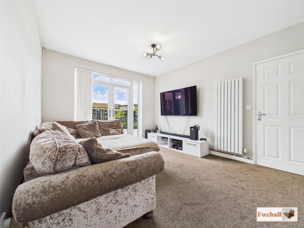 Property photo 3 of 21 Lounge