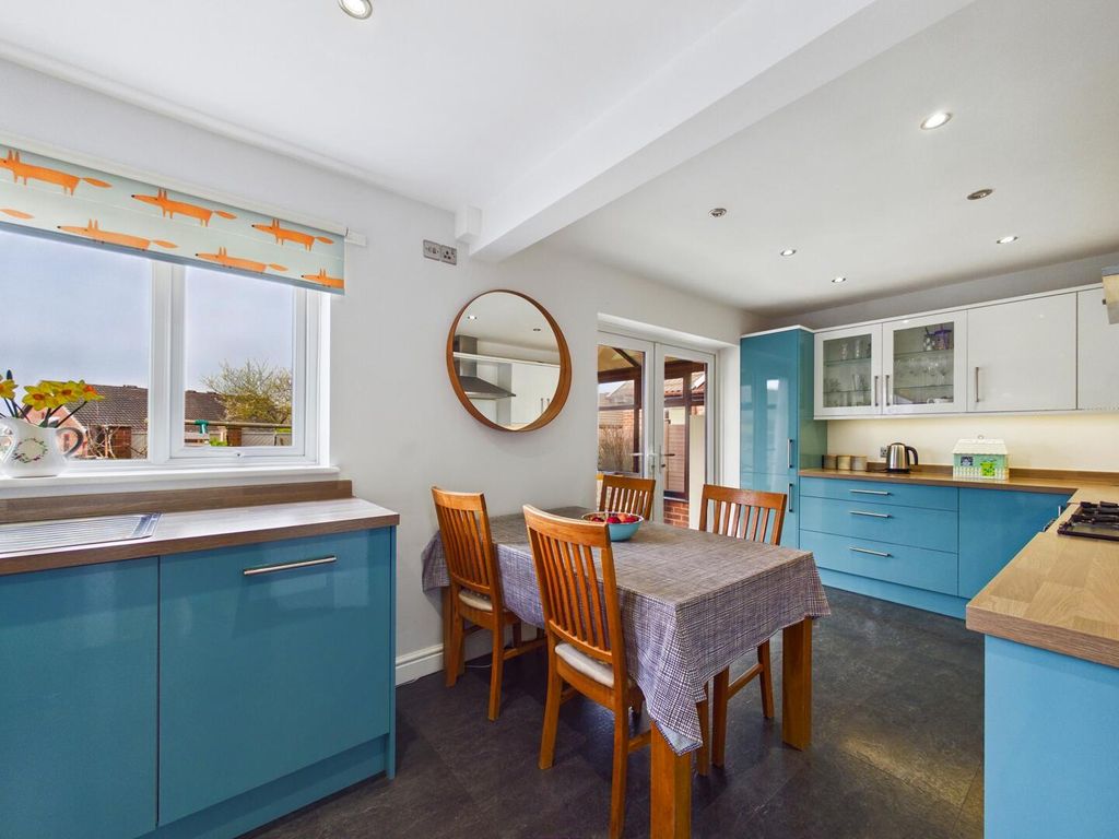 Property photo 3 of 19 Kitchen