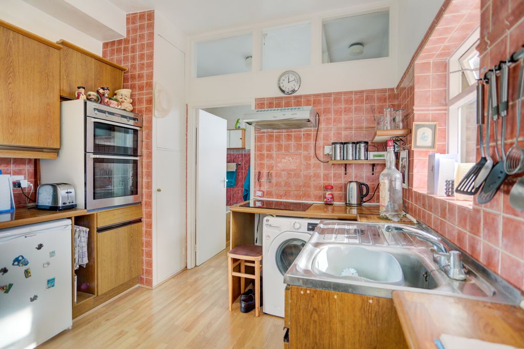 Property photo 3 of 12 Kitchen2