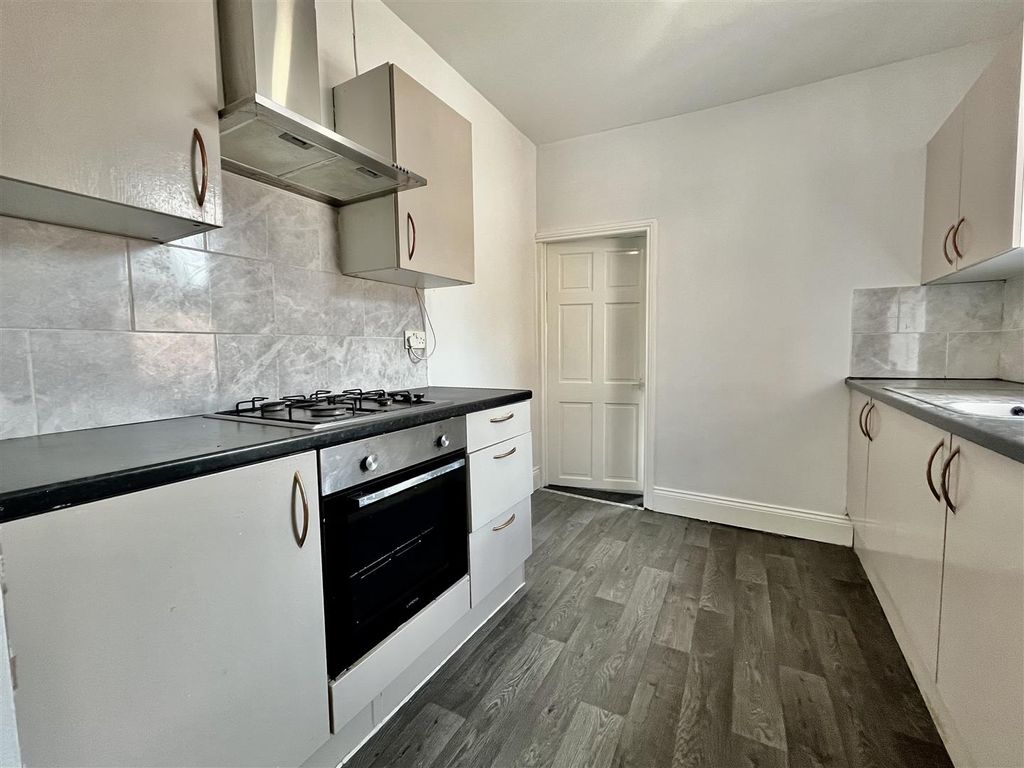 Property photo 3 of 10 Kitchen