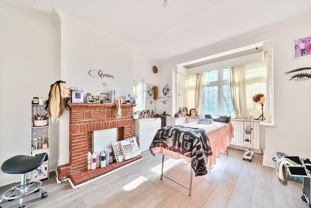 Property photo 2 of 19 1289854-16-682Dfd...