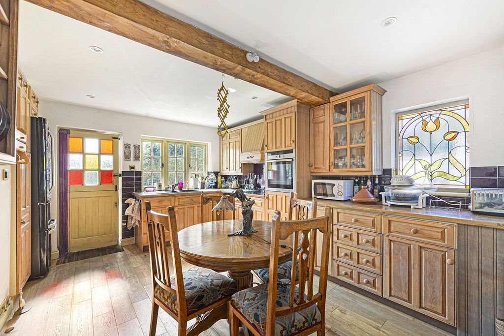 Property photo 2 of 8 Kitchen