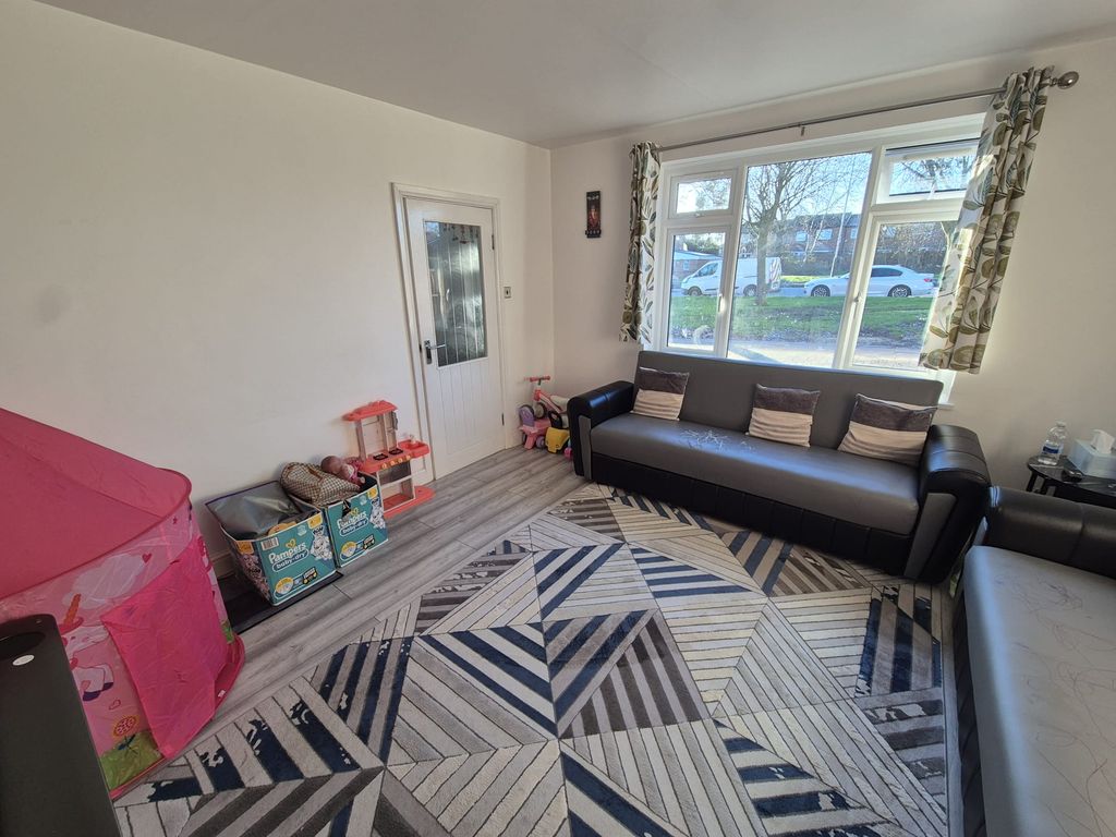 Property photo 3 of 11 Lounge