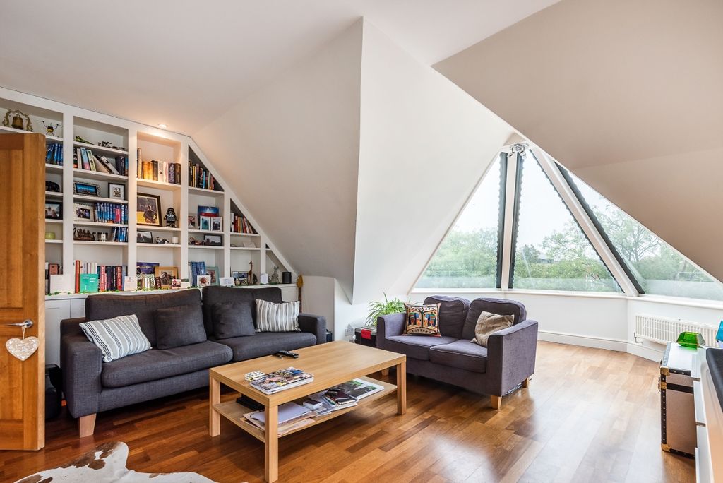 Property photo 3 of 8 Reception