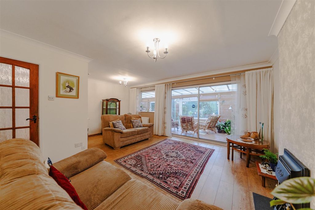 Property photo 2 of 17 Lounge