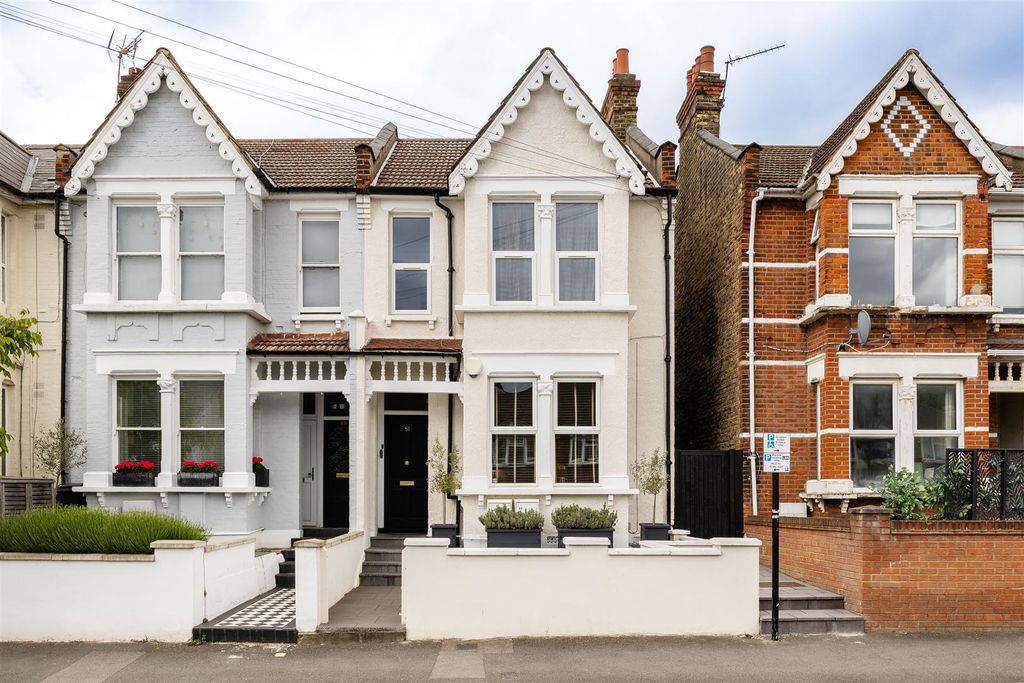 Property photo 1 of 32 Colworth Road, E11