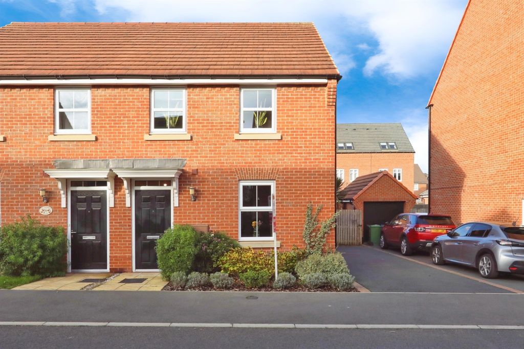 Property photo 1 of 15 Red Admiral Road, Worksop