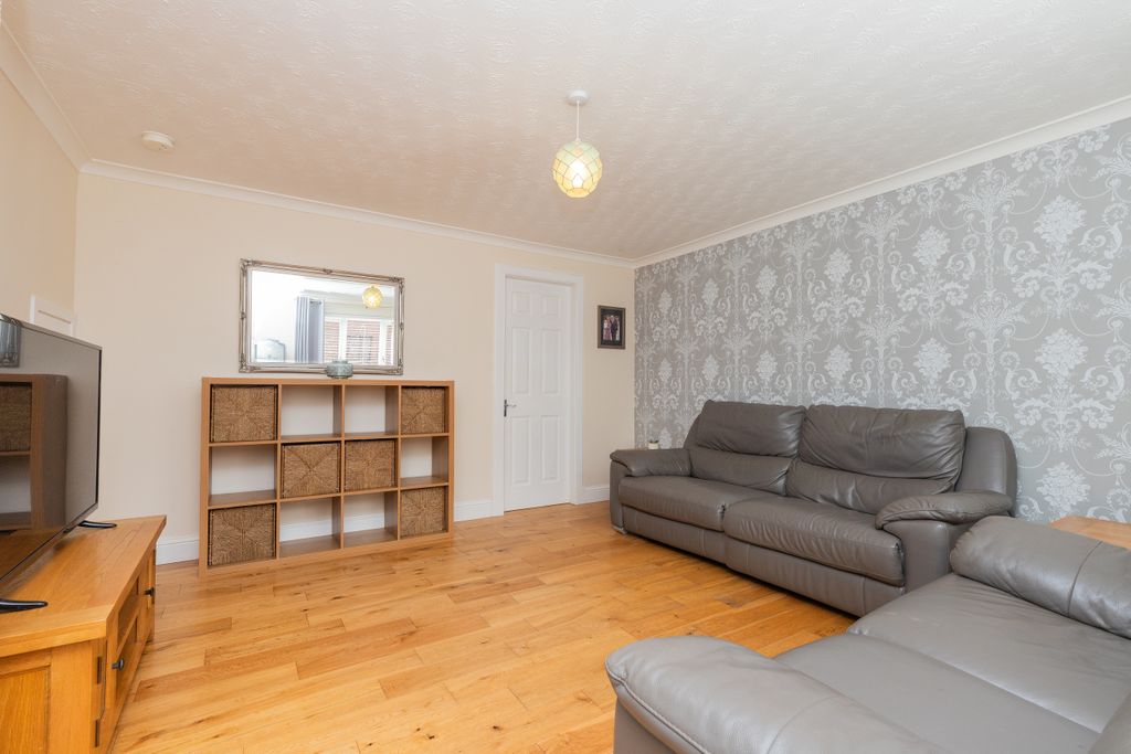 Property photo 3 of 20 24 Falside Avenue Pa2 6Jy-1