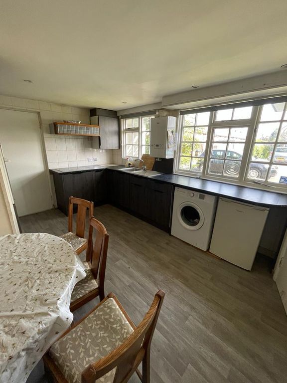Property photo 2 of 9 Kitchen