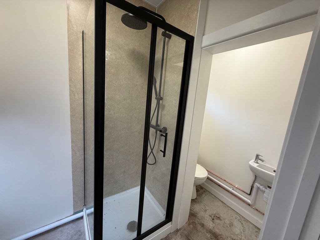 Property photo 3 of 11 Bathroom