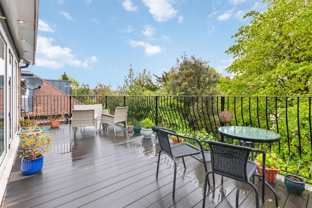 Property photo 1 of 11 Balcony