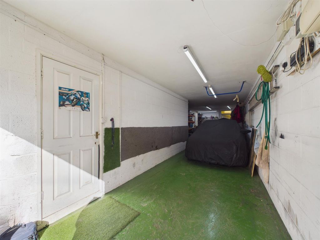 Property photo 3 of 14 Garage
