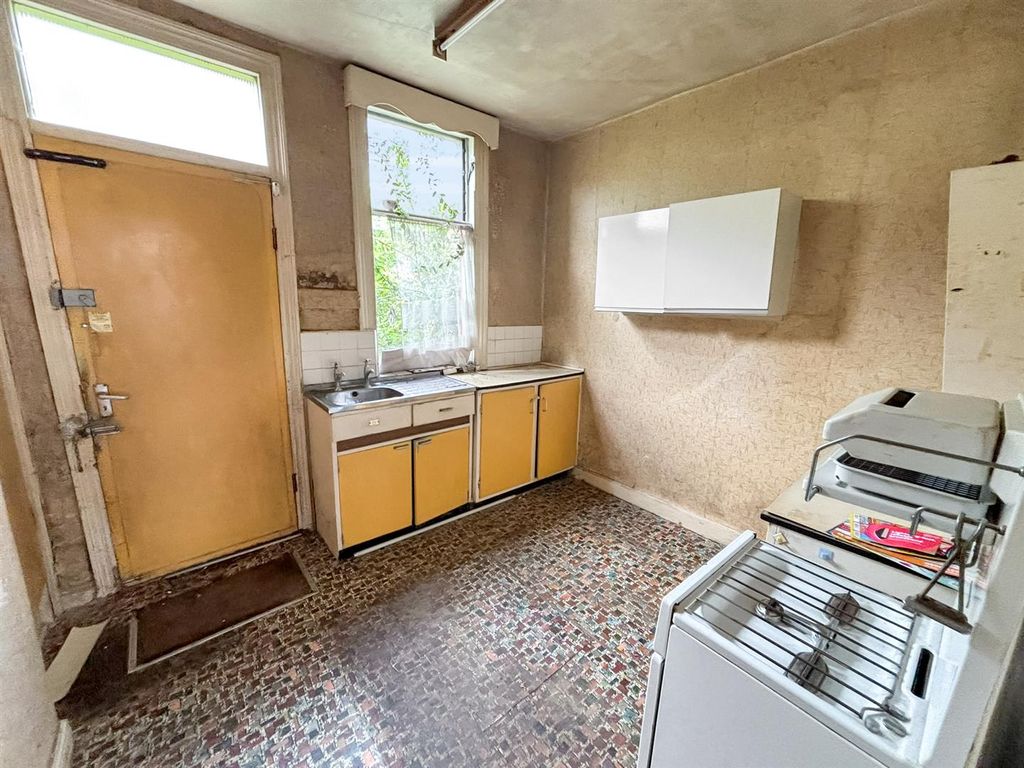 Property photo 3 of 8 Kitchen: