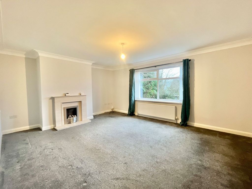 Property photo 3 of 14 Lounge