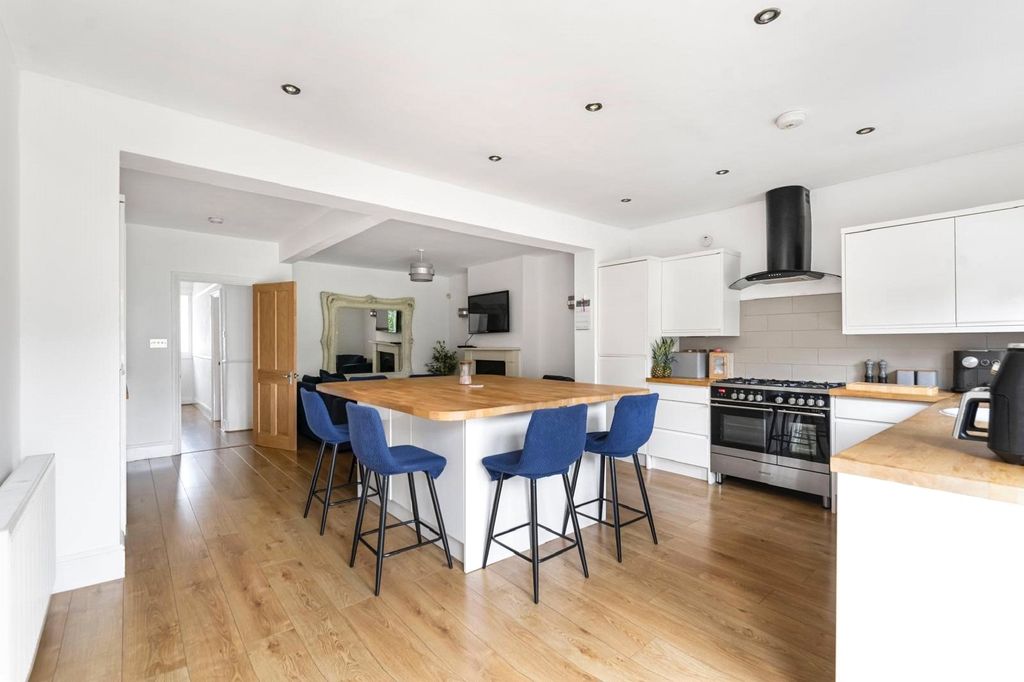 Property photo 3 of 20 Kitchen