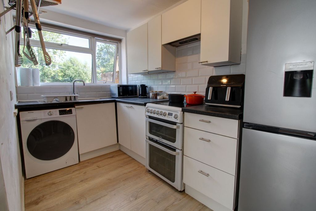 Property photo 3 of 9 Kitchen