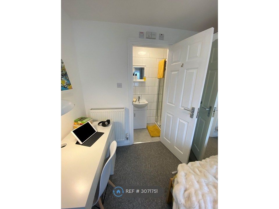 Property photo 1 of 4 Room 2: Light, Bright, Double Ensuite Room