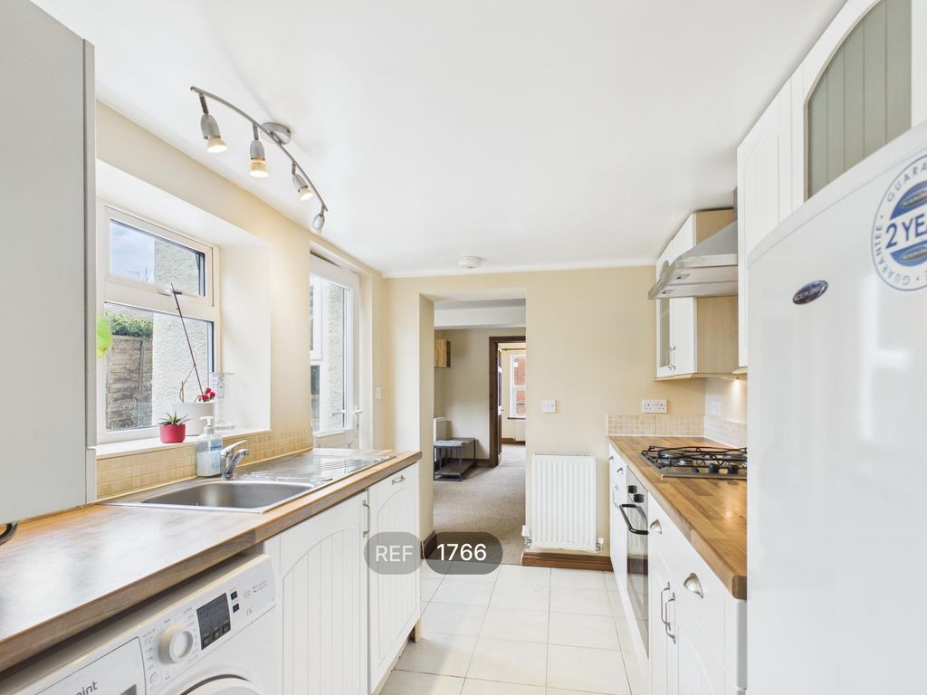 Property photo 3 of 8 Kitchen