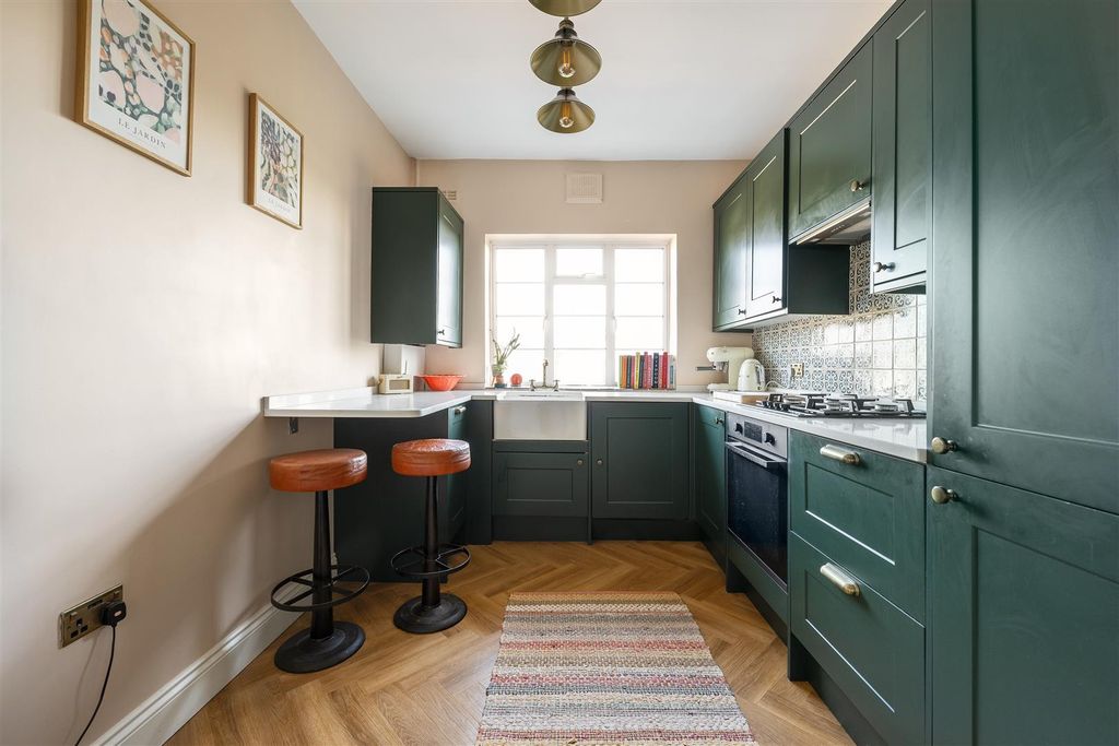 Property photo 2 of 29 Woodford Road, E18