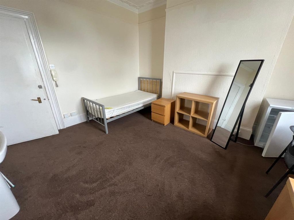 Property photo 3 of 10 Room