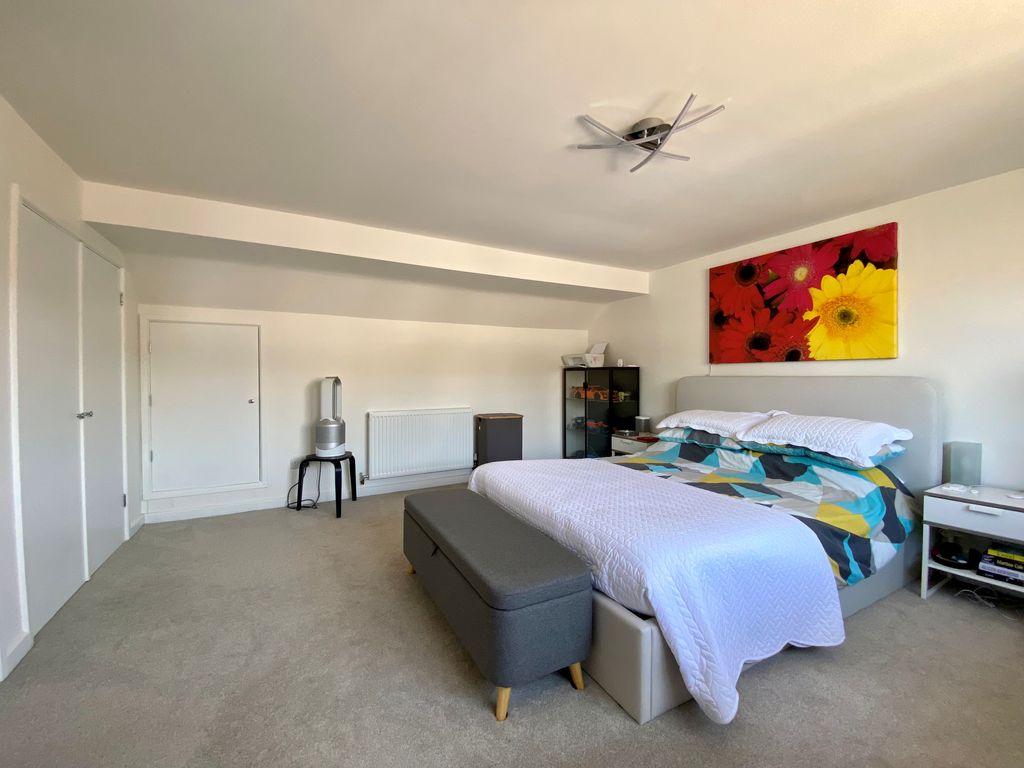 Property photo 3 of 24 Bed 1 - 2