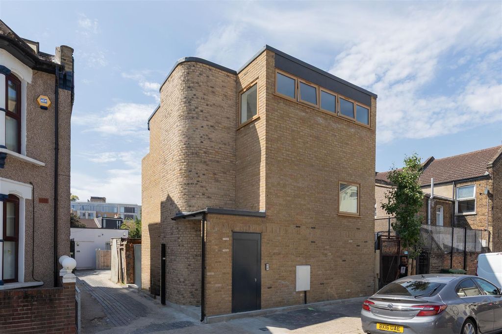 Property photo 1 of 32