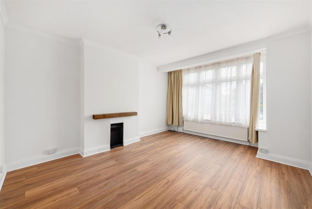 Property photo 3 of 12 Links Avenue