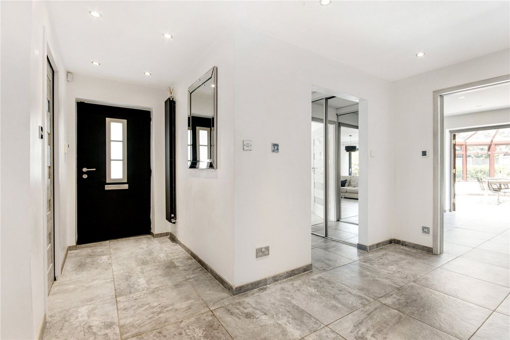 Property photo 3 of 21 Entrance Hall