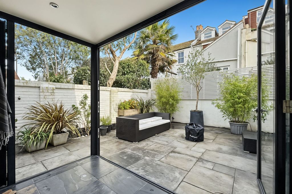 Property photo 2 of 21