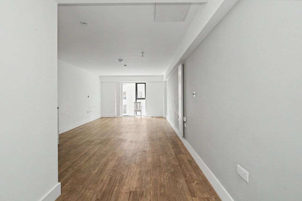 Property photo 2 of 5 Cardinal Court - Living Room Overview