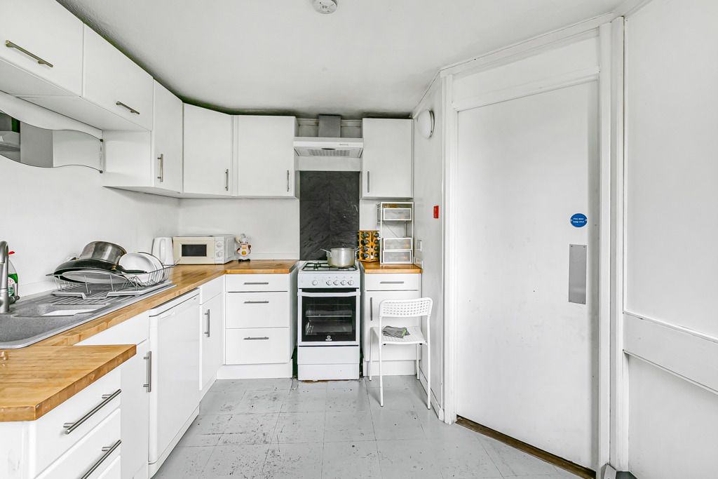 Property photo 3 of 19 Kitchen