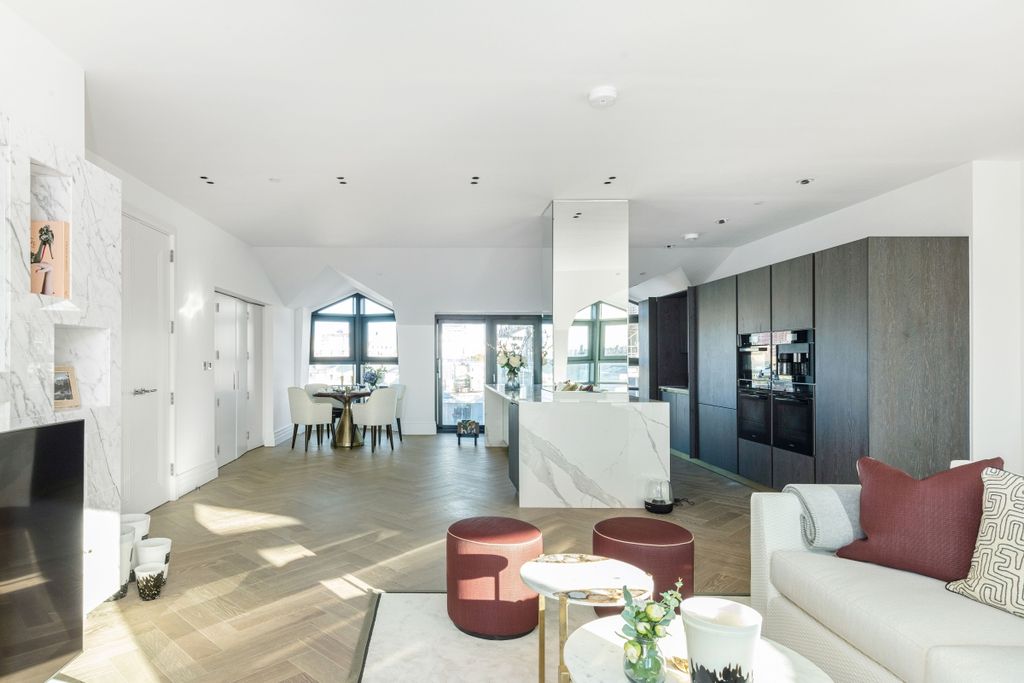 Property photo 2 of 18 Reception/Living Are