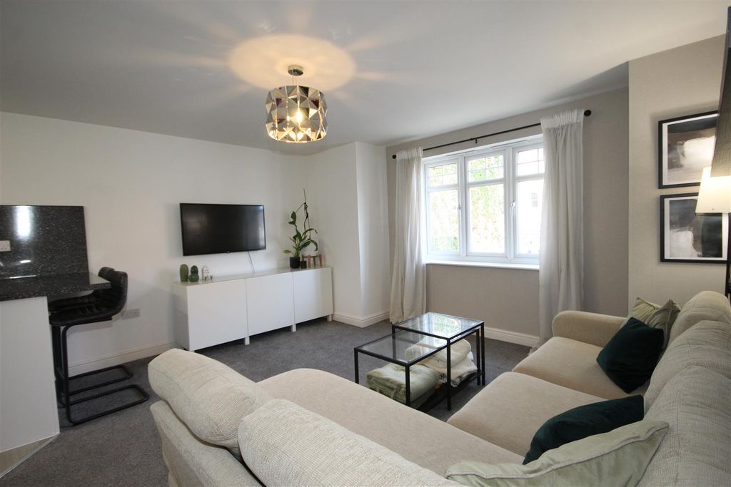 Property photo 3 of 13 Lounge