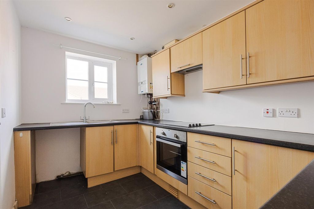 Property photo 3 of 11 Kitchen