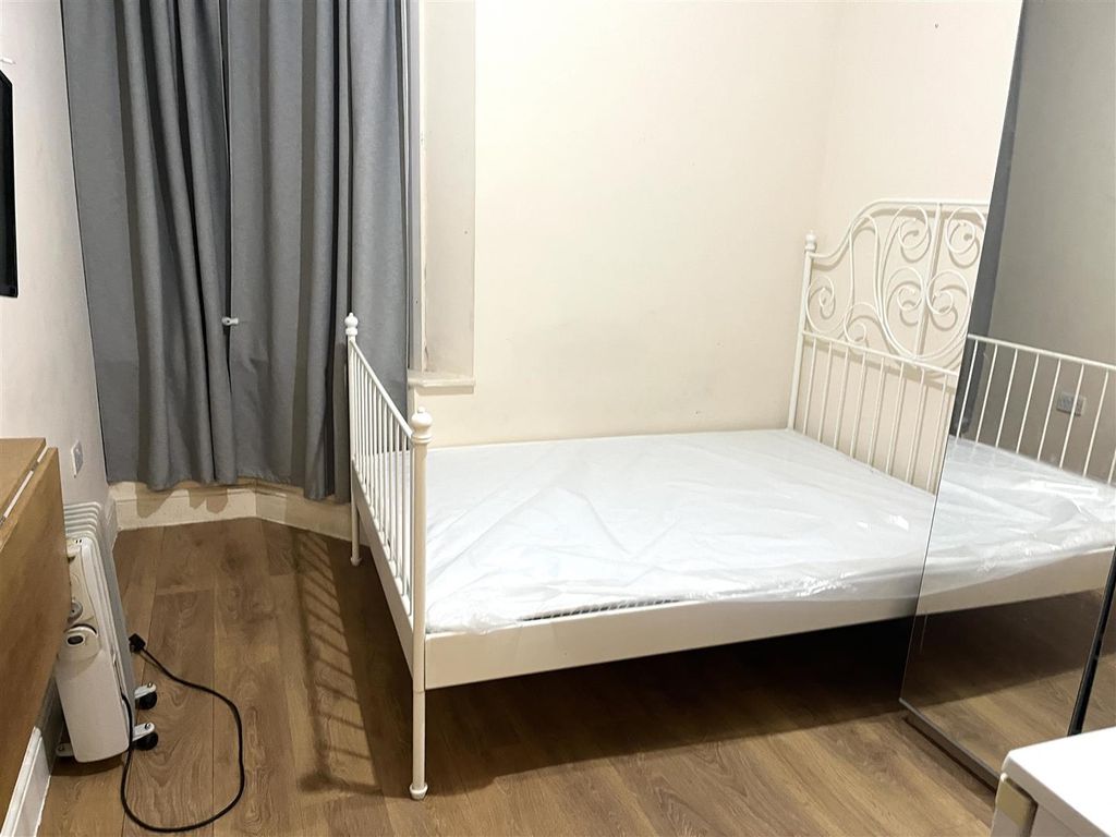 Property photo 1 of 4 Bedroom