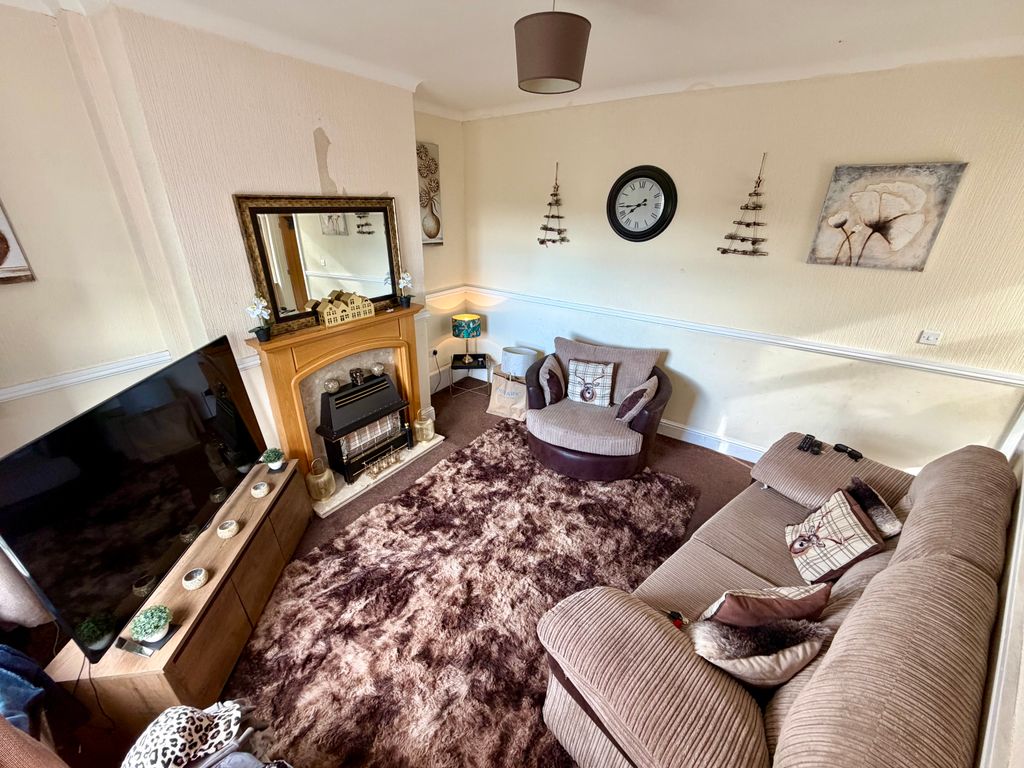 Property photo 3 of 19 Lounge