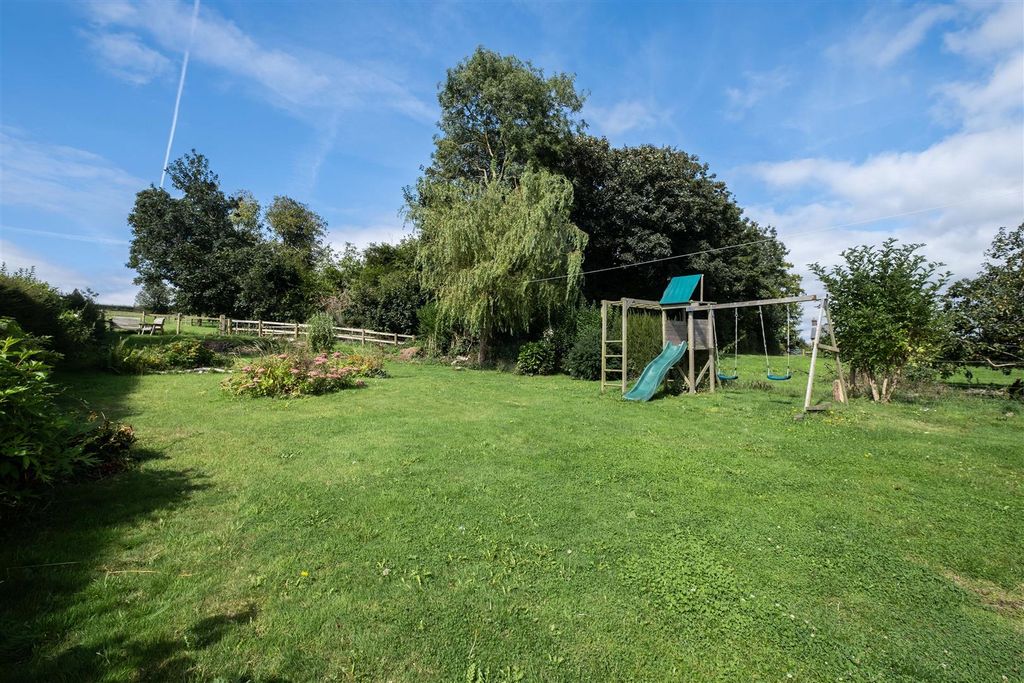 Property photo 3 of 29 Garden