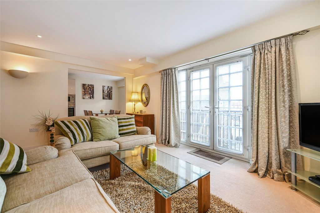 Property photo 3 of 12 Sitting Room