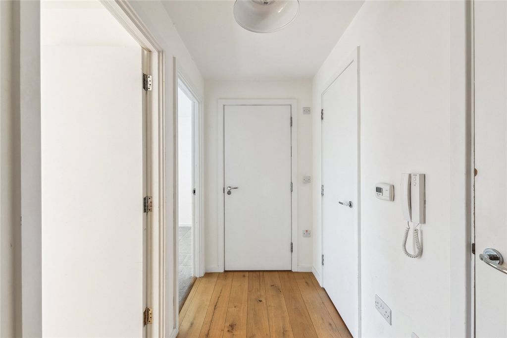 Property photo 3 of 8 Hallway