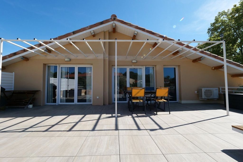 Property photo 1 of 13 4-Room Apartment With A Large Terrace Near The Center Of Salon-De-Provence.