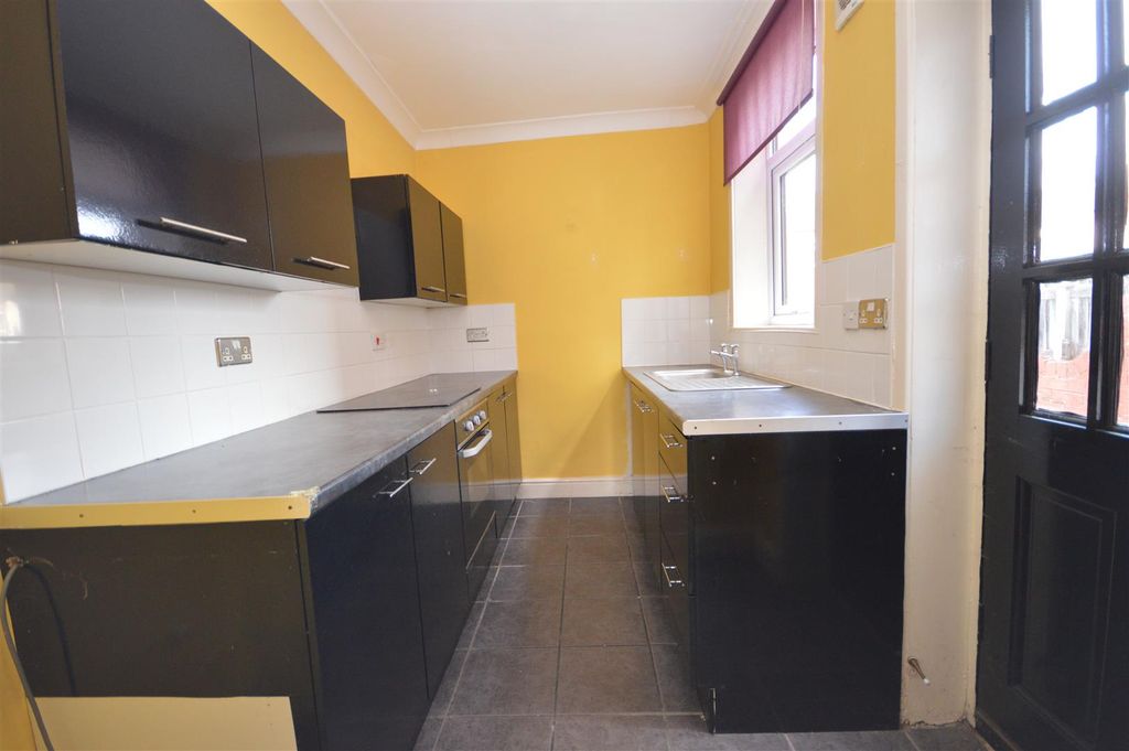 Property photo 2 of 11 Kitchen